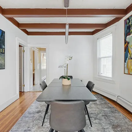 Spacious & Stylish 2Br Apartment Near Manhattan
